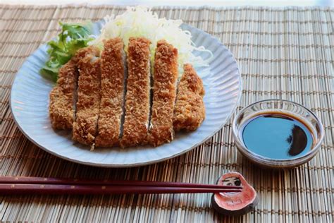 Ilustrácia japonského kuracieho rezňa Tonkatsu
