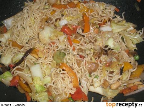 Fotografia hotového jedla: Čínske rezance so zeleninou a arašidovou omáčkou