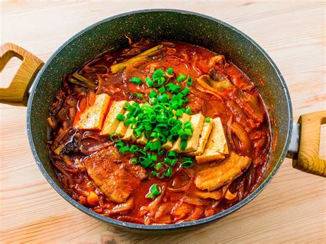 Miska s pikantnou polievkou Kimchi Jjigae