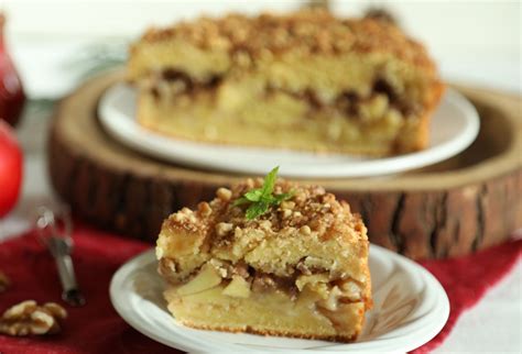 Hotový medový koláč s jablkami a orechmi