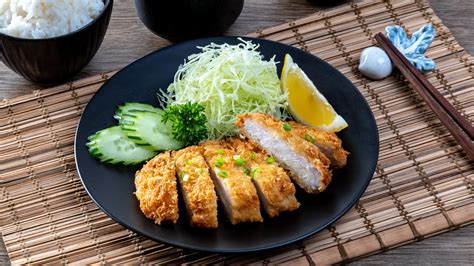 Misky s ryžou a jemne nasekanou kapustou ako príloha k tonkatsu