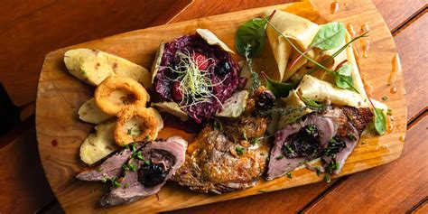 Servírovanie pečených údených rebier s prílohami