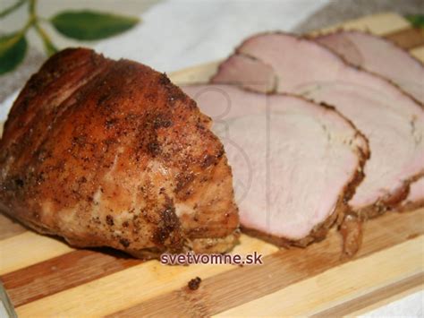 Pečené bravčové stehno na slávnostnom stole