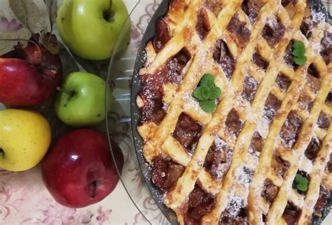 Rozkrojený jablkový koláč s mriežkou