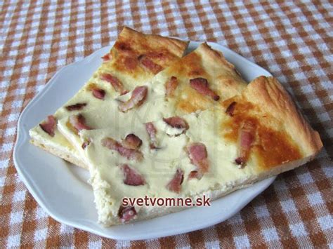 Hotový slaný koláč s bryndzou a prosciuttom