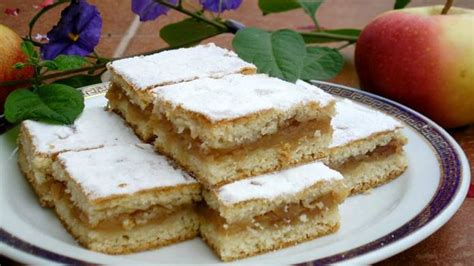 Hotový jablkový koláč posypaný práškovým cukrom