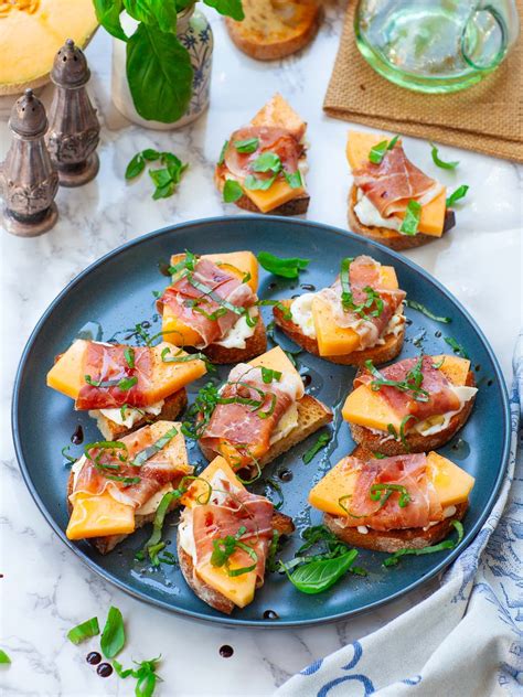 Aranžovanie šalátu s melónom a prosciutto