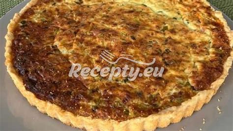 Servírovaný slaný koláč s prílohami