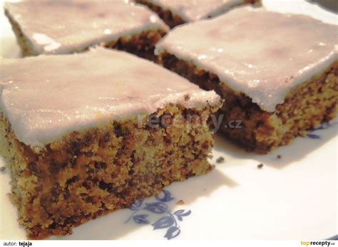 Hotový mrkvový koláč s karamelovou polevou