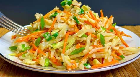 Servírovaný šalát s mrkvou a jablkom