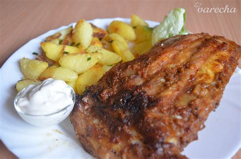 Pečené bravčové rebierka pripravené na servírovanie