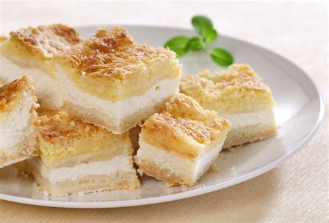 Hotový sypaný tvarohový koláč