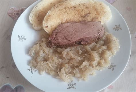 servírovaná karamelizovaná kapusta s pečeným mäsom