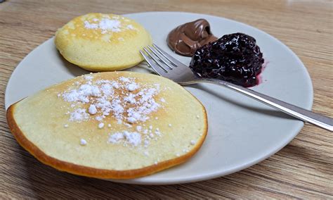 tanier s broskyňovou žemľovkou posypanou práškovým cukrom