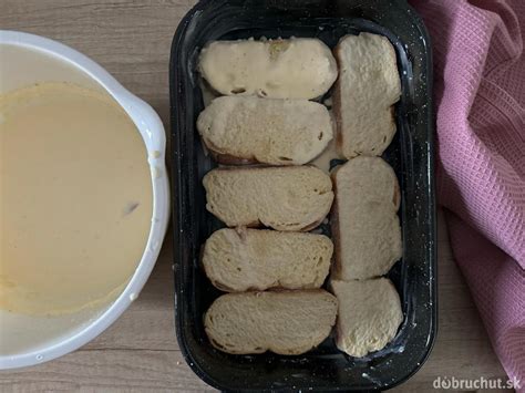 rozložené plátky broskýň na vrstve tvarohu v žemľovke