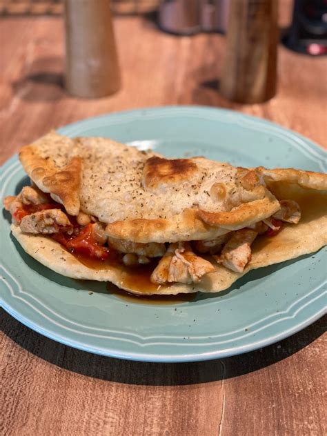 Arabský chlieb plnený kuracím mäsom