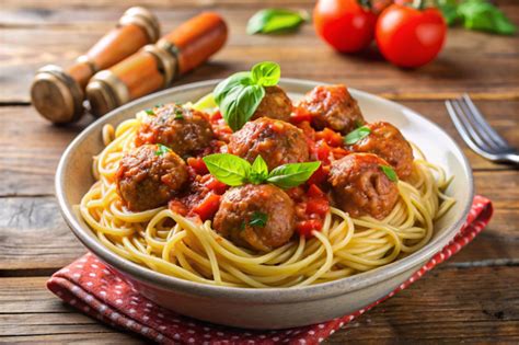 Servírované špagety s mäsovými guľkami