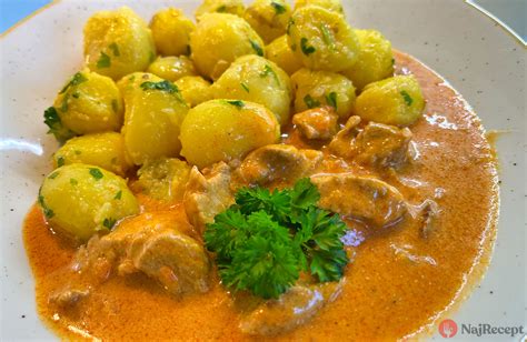 Bravčové mäso v mrkvovej omáčke s varenými zemiakmi