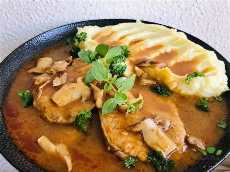 Servírované bravčové karé s pyré a mrkvovou omáčkou