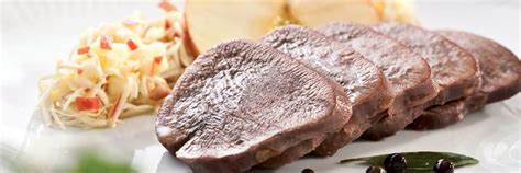 Servírovaný hovädzí jazyk s chrenom a domácim chlebom