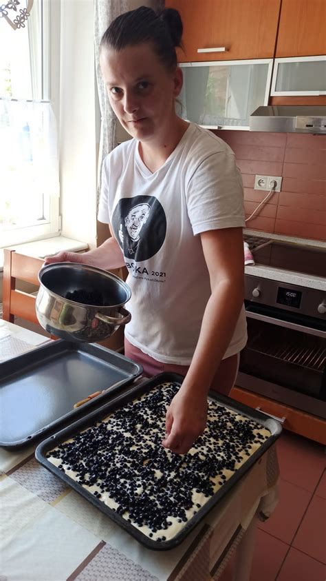 proces pečenia čučoriedkového koláča