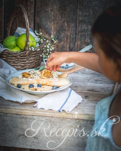 karamelizované jablká na dne formy