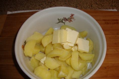 Varené zemiaky s petržlenovou vňaťou a maslom