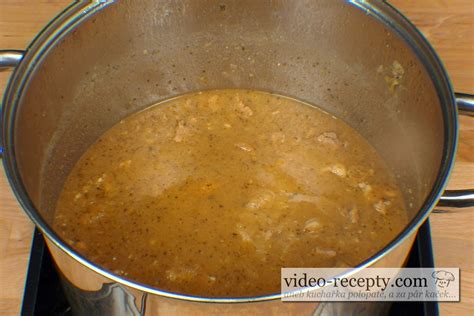 Ilustračná fotografia fazuľového guláša so sójovým mäsom