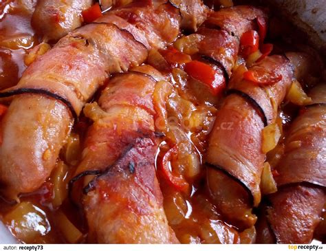 Servírovaná pečená klobása s prílohami