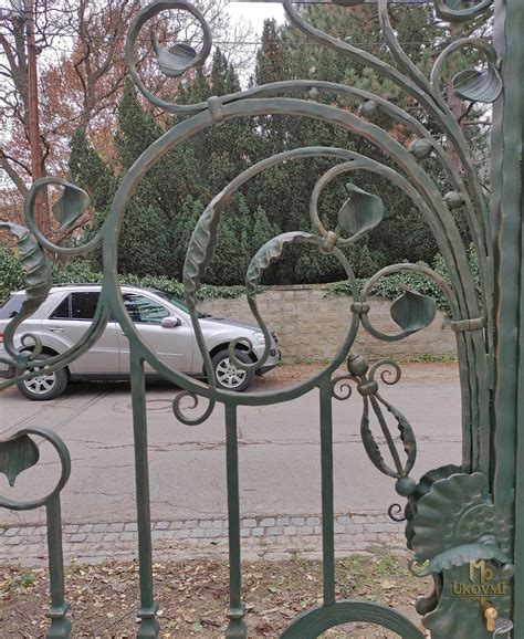 Detail ručne kovanej brány s detailnými prvkami