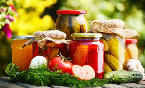 Rôzne druhy ovocia a zeleniny na zaváranie