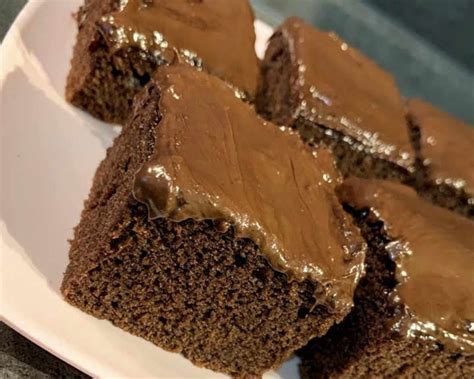 hotový perníkový koláč s čokoládovou polevou