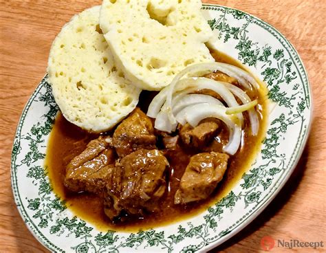 Servírovaný bravčový guláš s chlebom