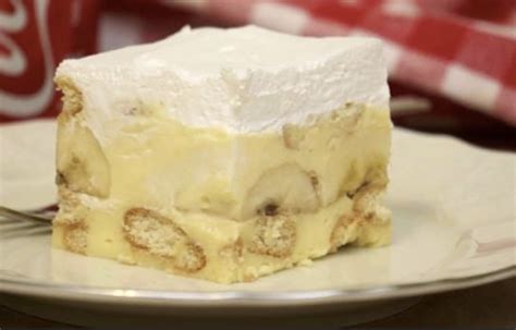 Ozdobený nepečený banánový koláč