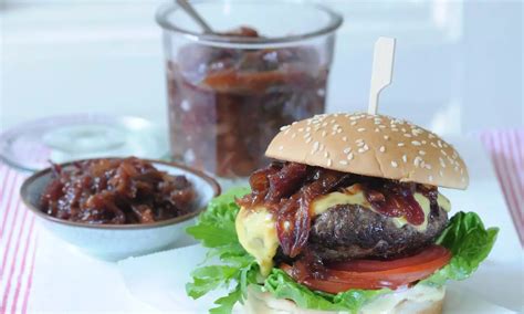 Finálna fotka hamburgeru s karamelizovanou cibuľou