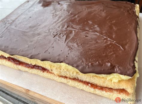 Schéma vrstvenia koláča: cesto, džem, piškóty, krém