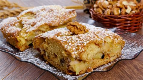 Hotový cuketový koláč s jablkami a orechmi