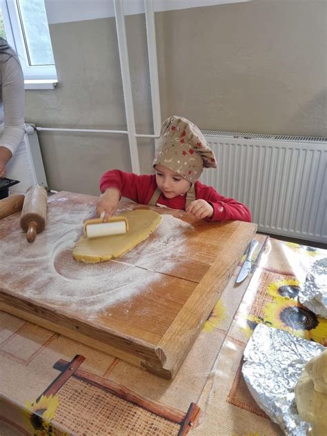 Ilustrácia jednotlivých krokov prípravy hrnčekového jablkového koláča