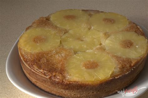 Hotový obrátený ananásový koláč