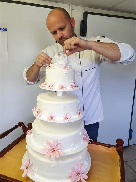 cukrár Matúš Reľovský pri práci