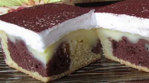 Ilustračná fotka trojfarebného koláča s pudingom