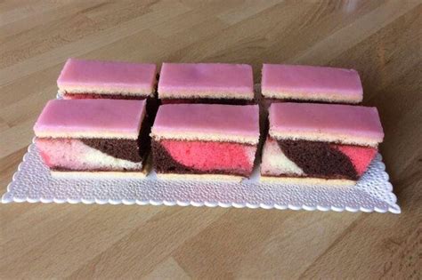 Čerstvý upečený trojfarebný koláč pripravený na zdobenie