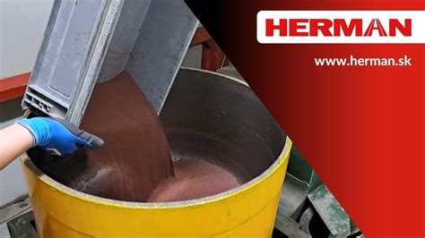 Miešanie zmesi na jaternice v veľkej nádobe