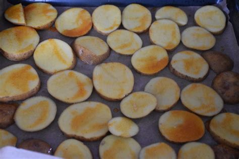 Vrstvené zemiaky pripravené na pečenie v jánskom skle