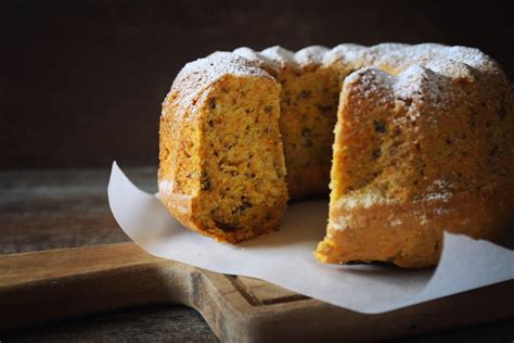 Vláčna mrkvová bábovka s hrozienkami a orechmi