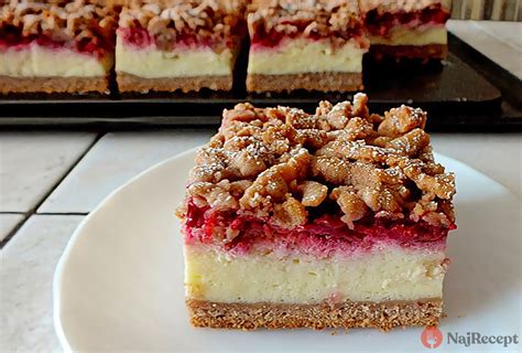 Ilustračná fotografia jablkového koláča s lekvárom a strúhaným cestom