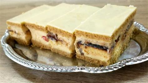 Farebná fotografia koláča na plechu s ovocnou náplňou