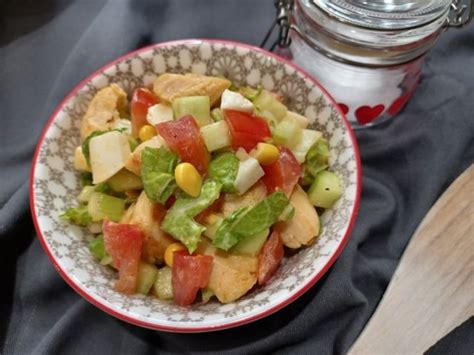 Hotový zeleninový šalát s kuracím mäsom a mozzarellou