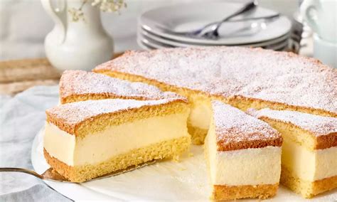 hotový tvarohový koláč posypaný práškovým cukrom