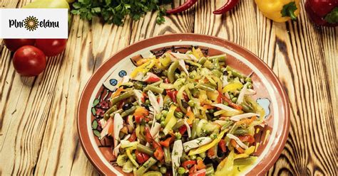 Rôzne druhy zeleniny a kuracie mäso pripravené na šalát